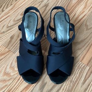 Black Pump with Elastic Straps